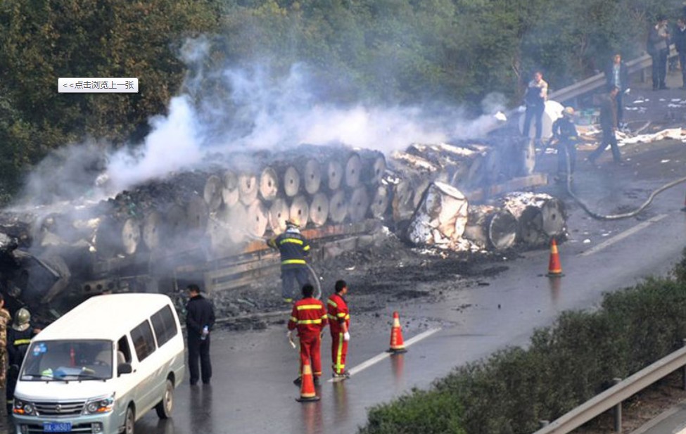 成都高速路四车相撞燃烧 3人死亡